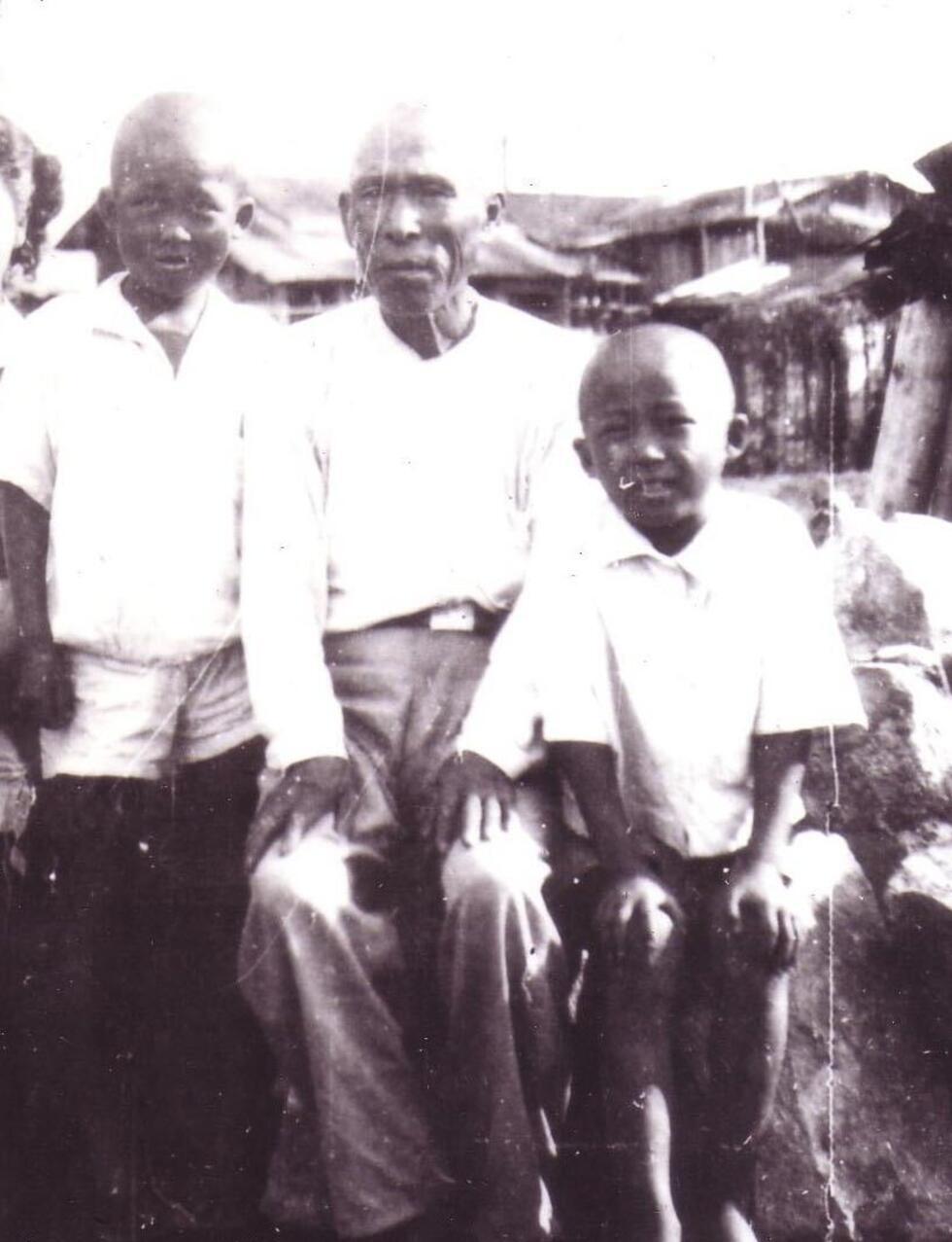 Howard Kakita (d), su abuelo y su hermano. Los tres fueron sobrevivientes de la bomba atómica, pero años después el abuelo de Kakita falleció de cáncer.