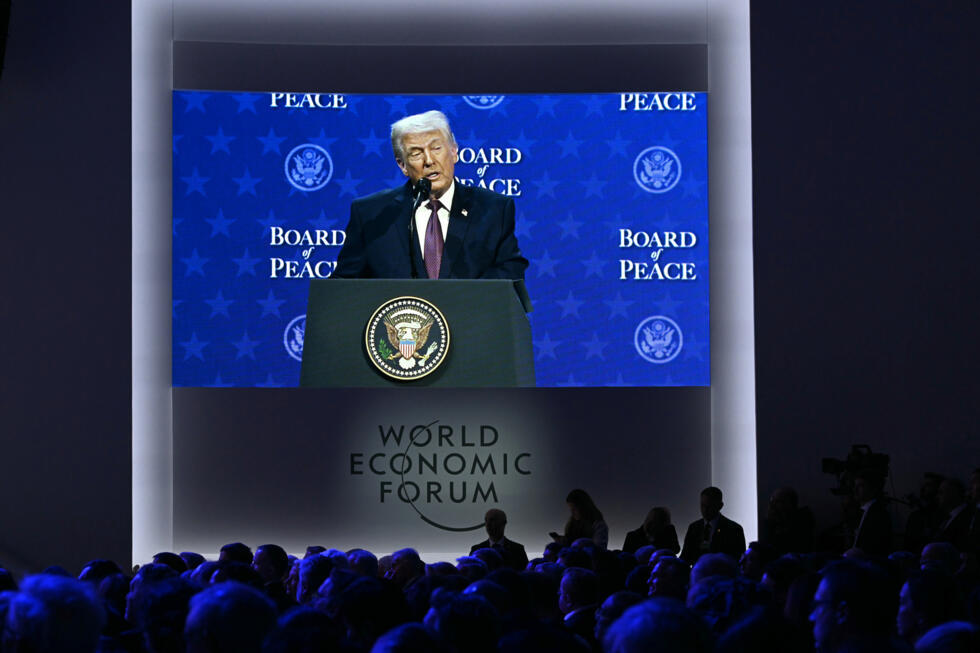 Donald Trump apparaît sur un écran géant alors qu'il prend la parole lors de la réunion du "Conseil de la paix" pendant le Forum économique mondial (FEM) à Davos, le 22 janvier 2026.
