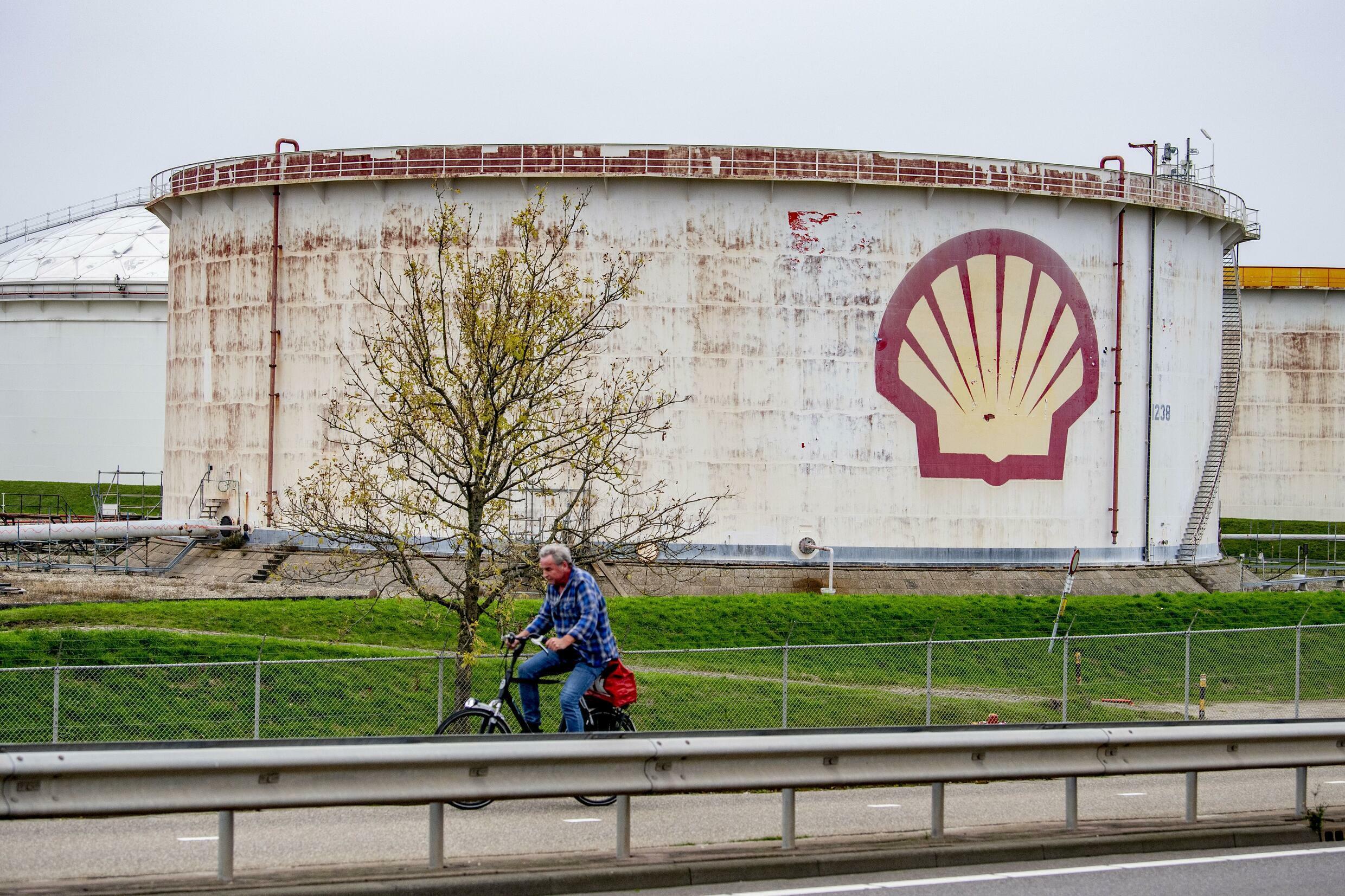 Een tank bij de Shell Group raffinaderij aan de rand van Rotterdam op 15 november 2021