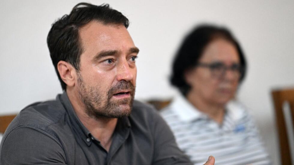 Noah Bullock, director ejecutivo del grupo de derechos humanos Cristosal, habla junto a Eleonora Alfaro, madre de la abogada Ruth López, durante una rueda de prensa para informar de la detención de López por la policía salvadoreña en Santa Tecla, El Salvador, el 19 de mayo de 2025.