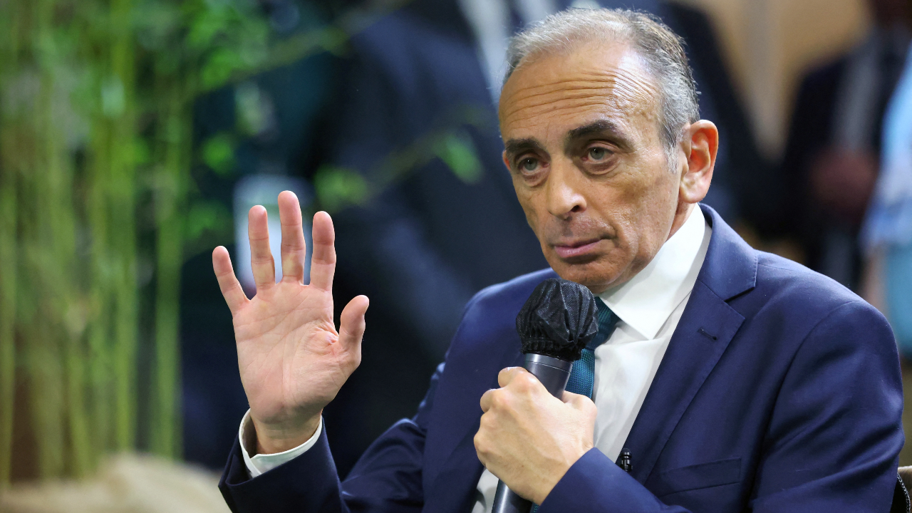 El comentarista francés de extrema derecha Eric Zemmour visita la 58ª Feria Internacional de Agricultura en el centro de exposiciones Porte de Versailles en París, Francia, 04 de marzo de 2022.