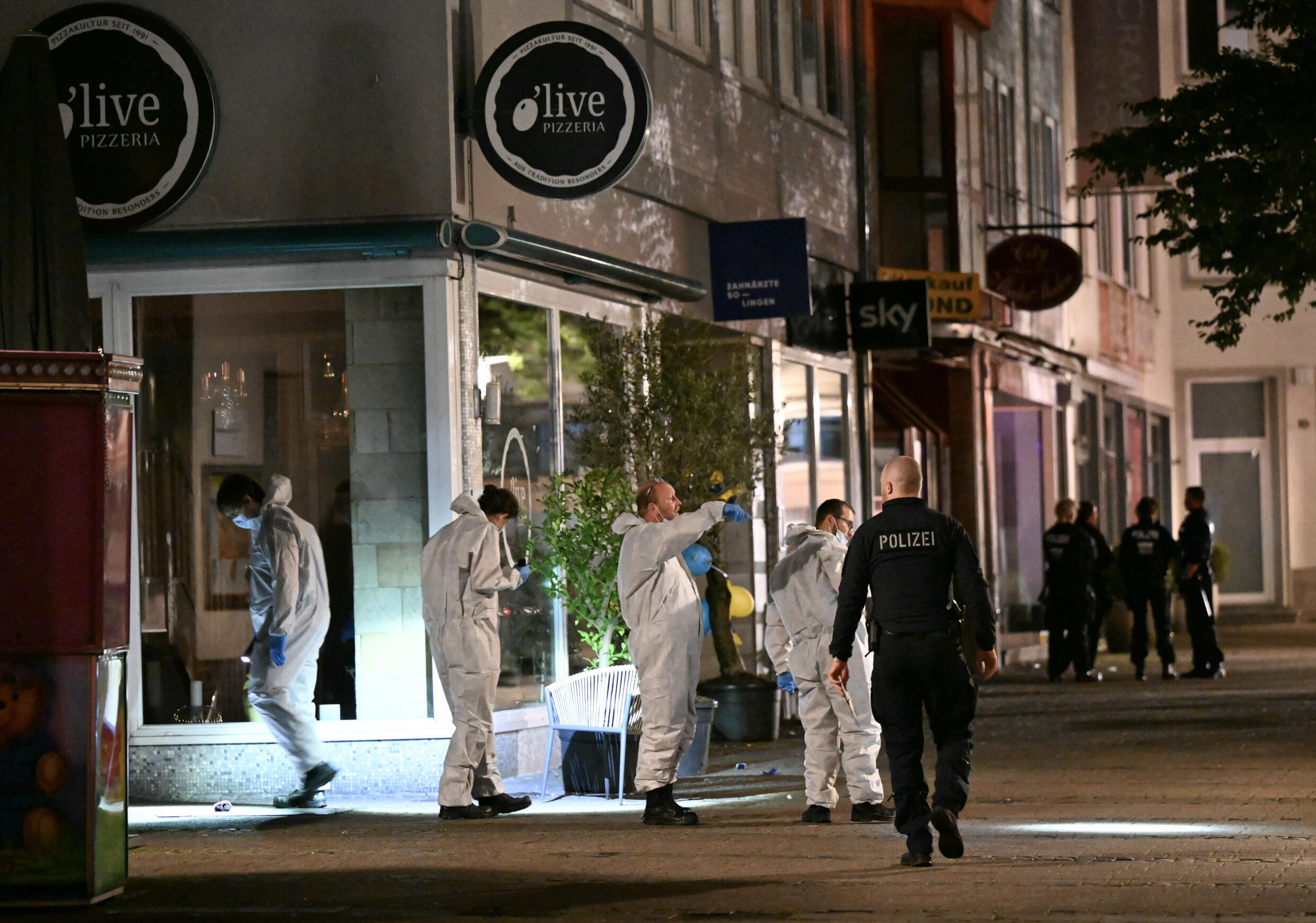 La police scientifique inspecte les lieux de l'attaque au couteau meurtrière de Solingen, dans l'ouest de l'Allemagne, le 24 août 2024