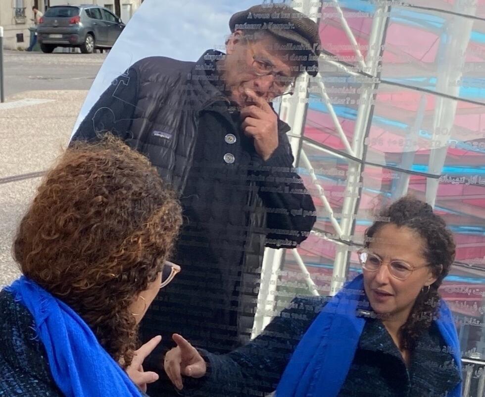 Malek Kellou et sa fille Dorothée-Myriam lisent des extraits de la Table de désorientation à Nancy.