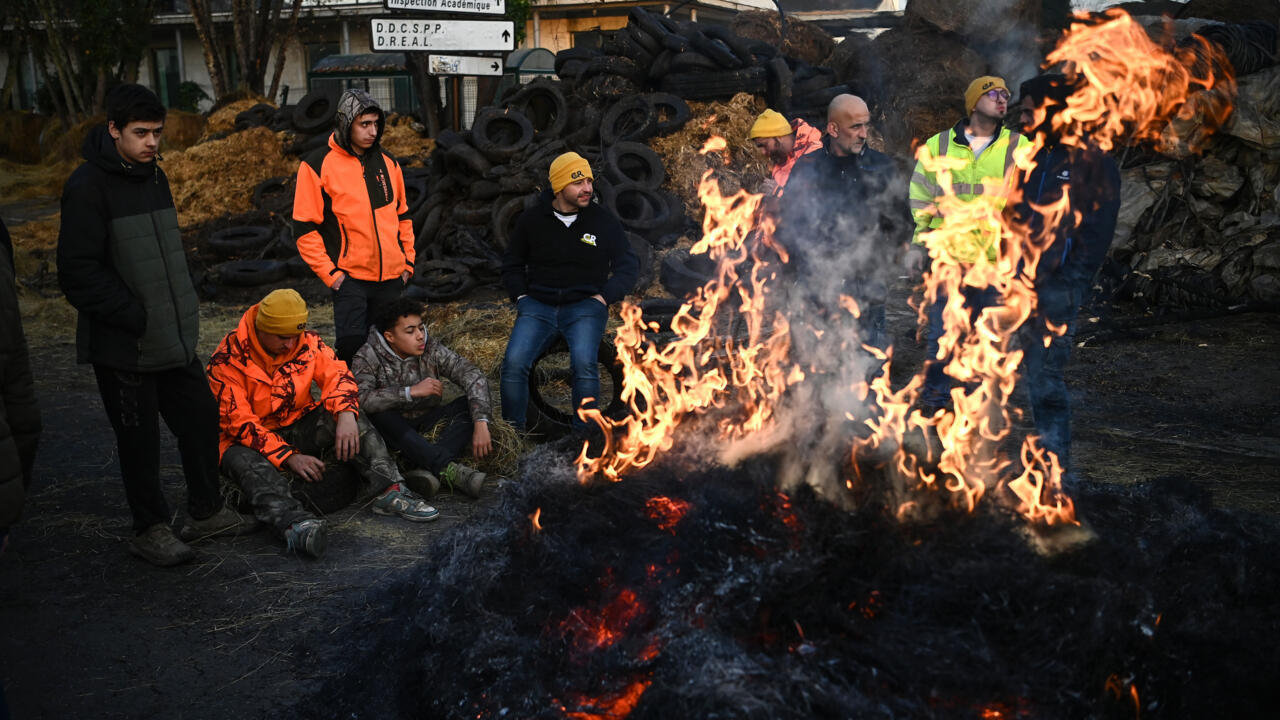 مزارعون غاضبون يغلقون طرقا وسكك حديد في فرنسا