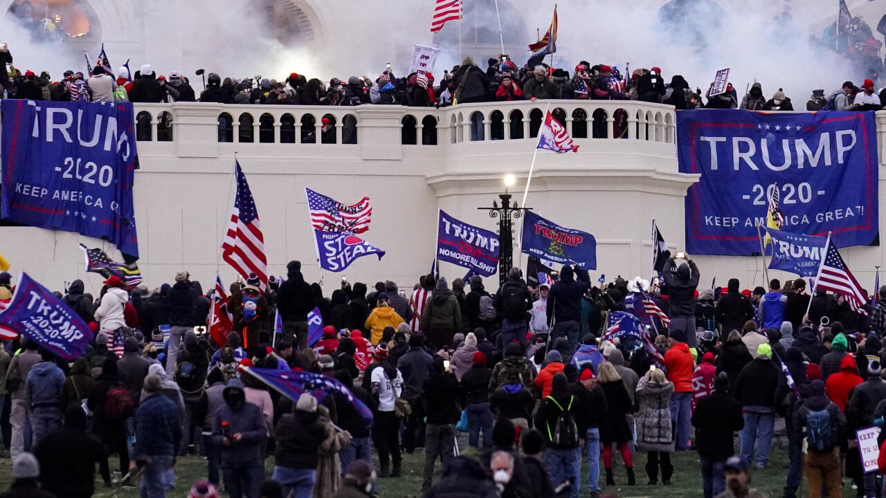Insurrectos violentos leales al presidente Donald Trump asaltan el Capitolio el 6 de enero de 2021 en Washington. El exlíder de Proud Boys, Enrique Tarrio, y otros tres miembros del grupo extremista de extrema derecha han sido condenados por un complot para atacar el Capitolio de los Estados Unidos en un intento desesperado por mantener a Donald Trump en el poder después de que Trump perdiera las elecciones presidenciales de 2020.