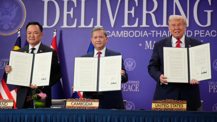 Le président américain Donald Trump, le Premier ministre cambodgien Hun Manet, à gauche, et le Premier ministre thaïlandais Anutin Charnvirakul posent avec leurs documents lors d'une cérémonie de sign
