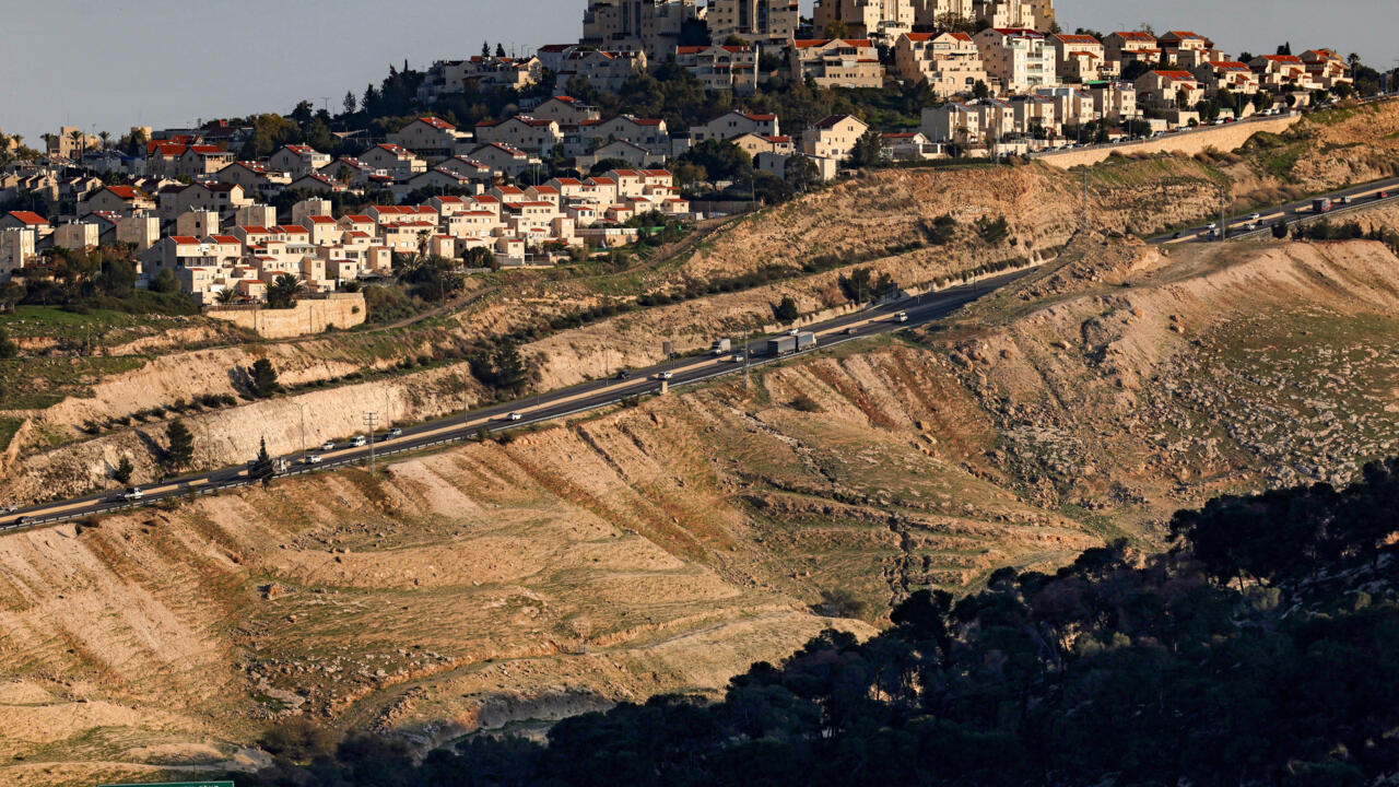 إسرائيل توافق على حزمة إجراءات لتعميق سيطرتها على الضفة الغربية المحتلة