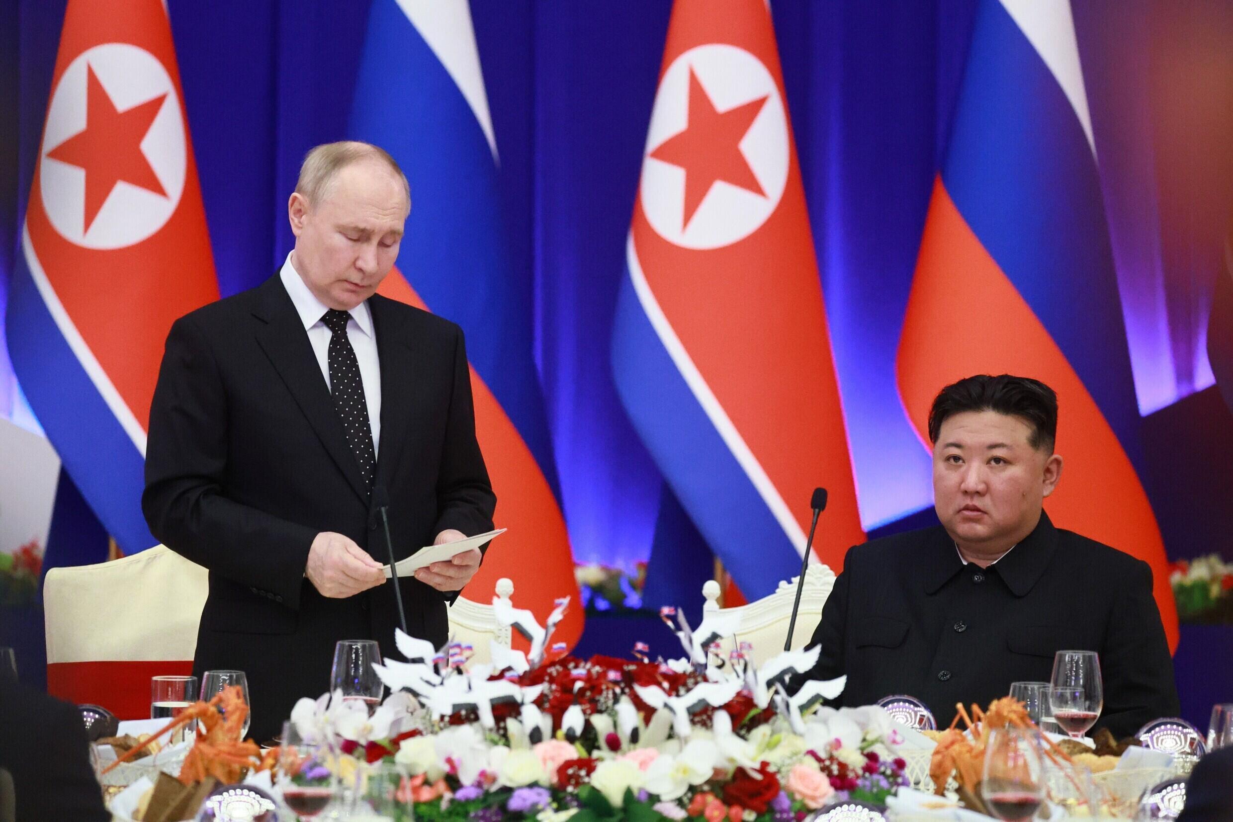 Sur cette photo diffusée par l'agence Spoutnik, le président russe Vladimir Poutine s'exprime au côté du dirigeant nord-coréen Kim Jong Un, le 19 juin 2024 à Pyongyang
