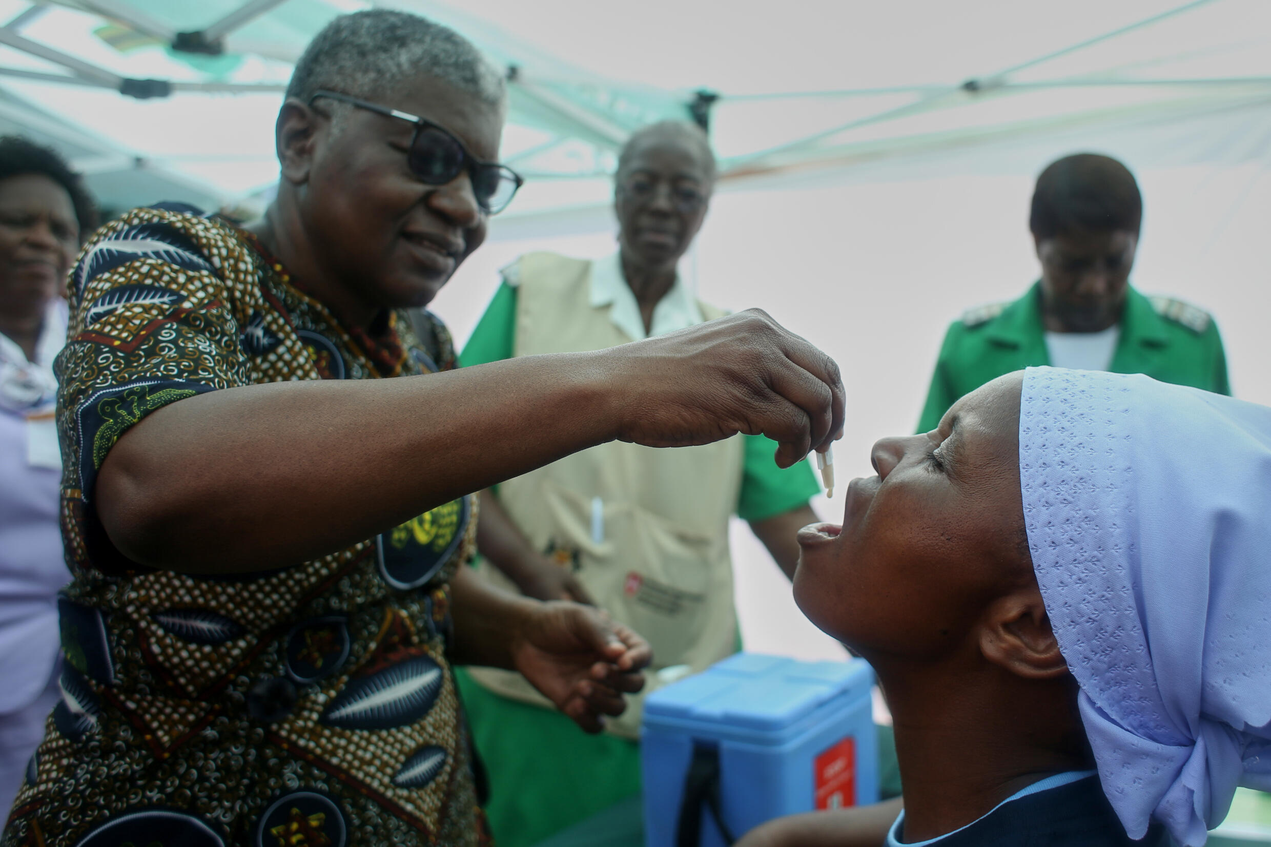 Un professionnel de santé administre une dose de vaccin contre le choléra à une patiente, le 29 janvier 2024 à Harare
