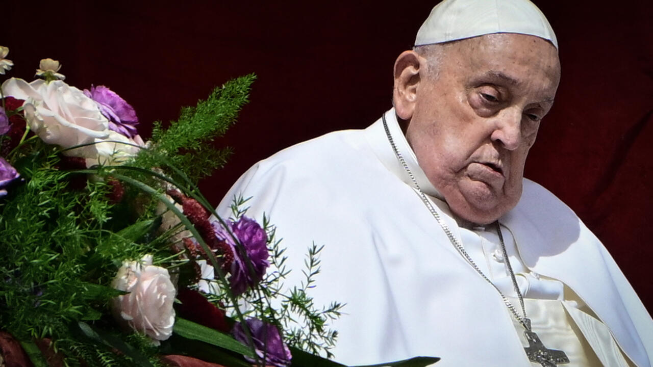 Le pape François depuis le balcon principal de la basilique Saint-Pierre lors de la célébration de Pâques, sur la place Saint-Pierre au Vatican, le 20 avril 2025.
