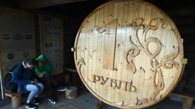 Ένα μεγάλο ξύλινο νόμισμα ρωσικού ρουβλίου εμφανίστηκε στην πόλη Tomsk της Σιβηρίας στις 8 Σεπτεμβρίου 2020.