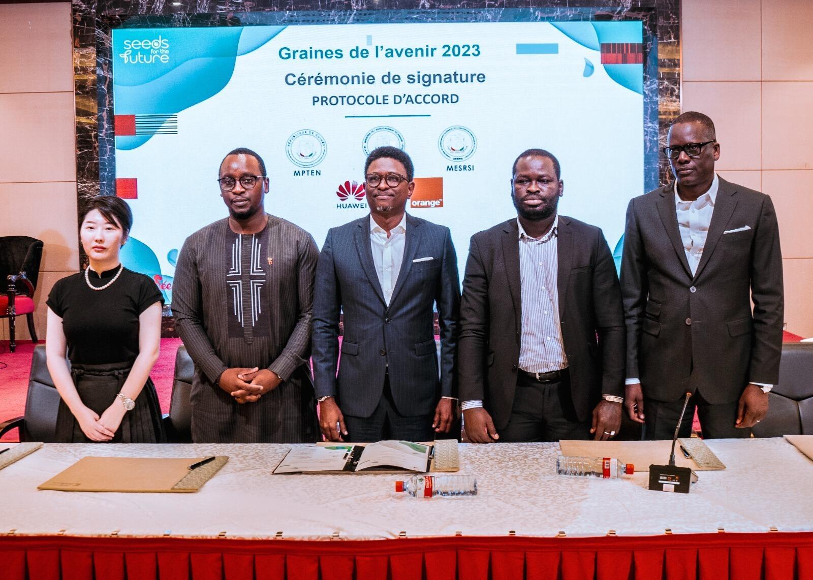 De gauche à droite : Olylia WANG, Directrice générale de Huawei Guinée, Bamba OLIANO, Secrétaire Général du ministère des Postes, des Télécommunications et de l’Economie Numérique, Alpha Bacar BARRY, ministre de l’Enseignement technique, de la Formation professionnelle et de l’Emploi, Dr Facinet CONTE, Secrétaire Général du ministère de l’Enseignement Supérieur, de la Recherche Scientifique et de l’Innovation et Ousmane Boly TRAORÉ, Directeur général d’Orange Guinée.