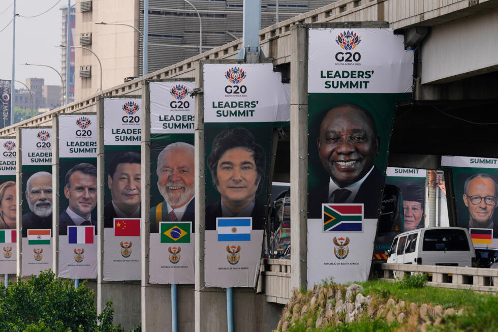 Op 20 november 2025 worden spandoeken van G20-leiders getoond langs een snelweg in Johannesburg.