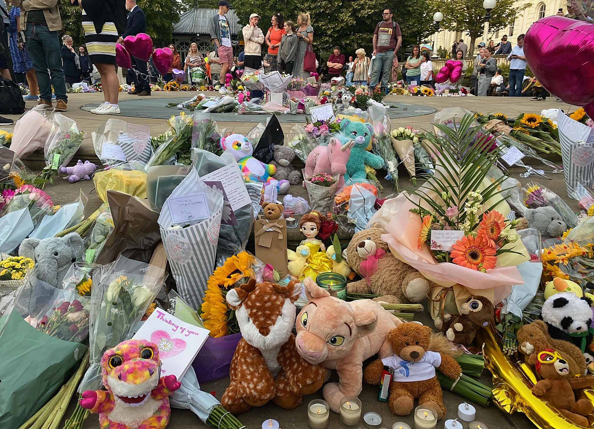 Des fleurs déposées en hommage aux enfants tués la veille dans une attaque au couteau, à  Southport en Angleterre le 30 juiillet 2024