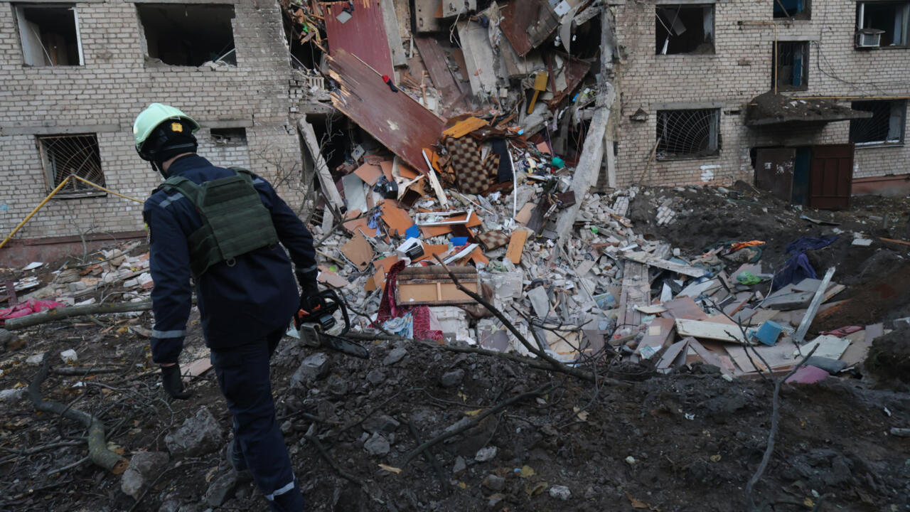 أوكرانيا: انقطاع الكهرباء عن قرابة 60 ألف شخص بعد هجمات روسية على زابوريجيا