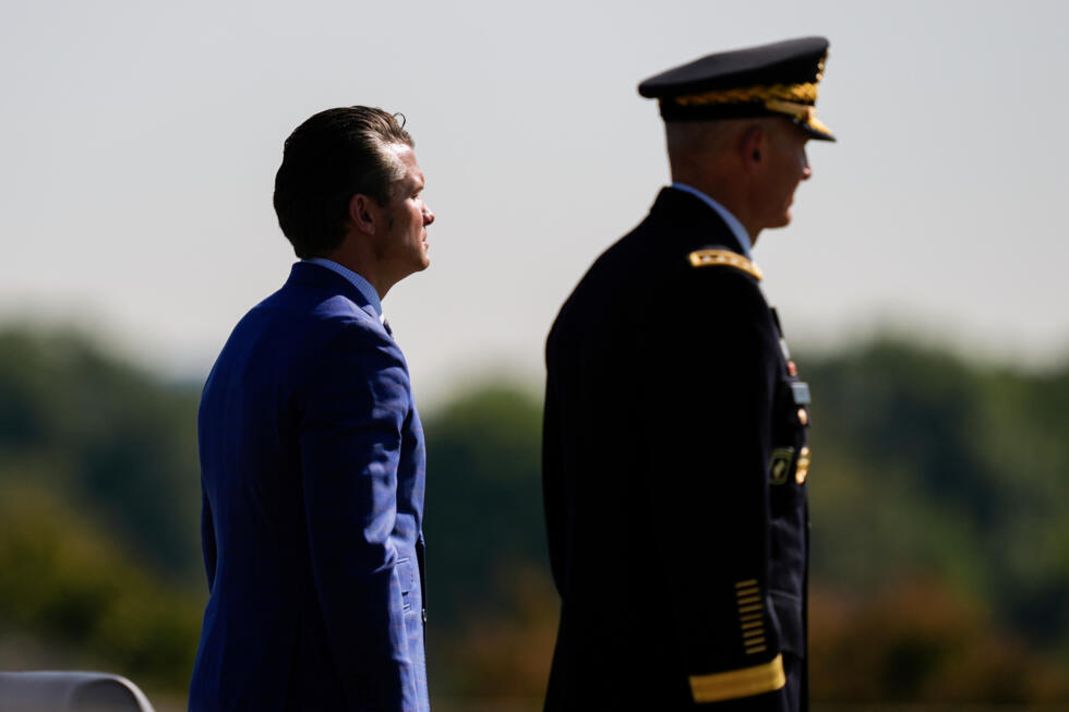 El secretario de Defensa, Pete Hegseth (izquierda), y el jefe del Estado Mayor del Ejército, general Randy George, pasan revista a las tropas durante la ceremonia del Día Nacional de Reconocimiento a los Prisioneros de Guerra y Desaparecidos en Combate (POW/MIA), el 19 de septiembre de 2025, en el Pentágono, Washington.