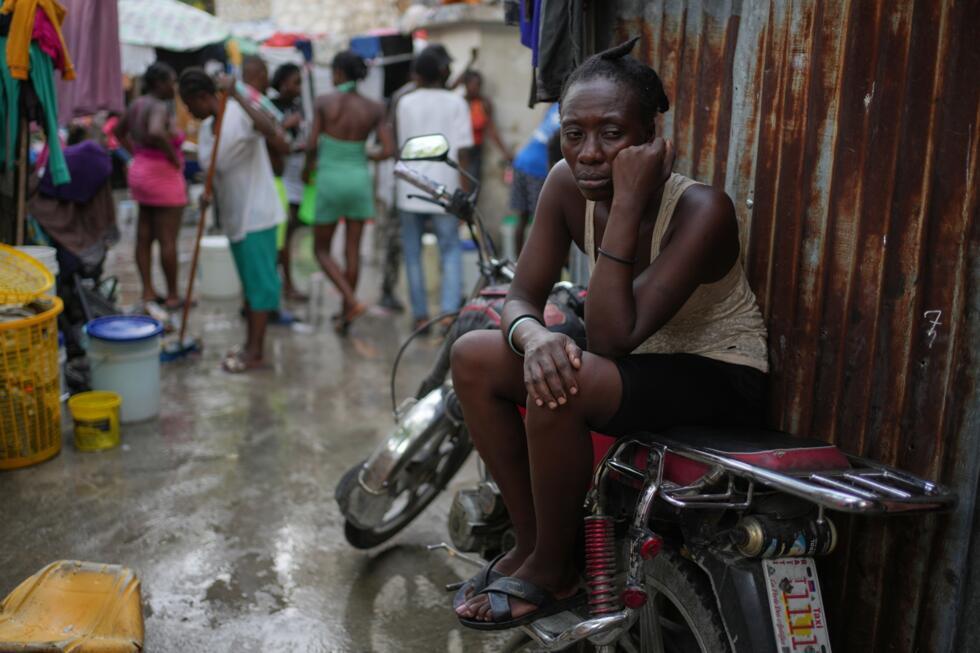 Una mujer descansa sentada en una motocicleta en un refugio para familias desplazadas por la violencia de bandas en Puerto Príncipe.16 de octubre de 2025. La condición de desplazamiento aumenta la vulnerabilidad ante el riesgo de agresiones sexuales.