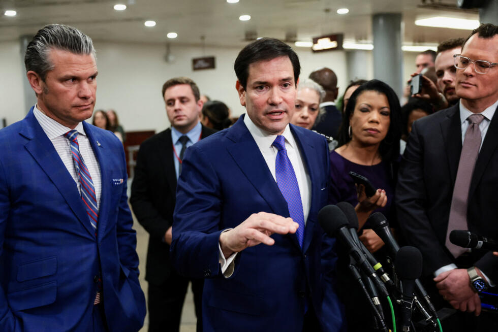 El secretario de Estado de Estados Unidos, Marco Rubio, junto al secretario de Defensa de Estados Unidos, Pete Hegseth, habla con los medios el día de una sesión informativa para la Cámara de Representantes sobre la situación en Venezuela, en el Capitolio en Washington, DC, Estados Unidos, el 7 de enero de 2026.