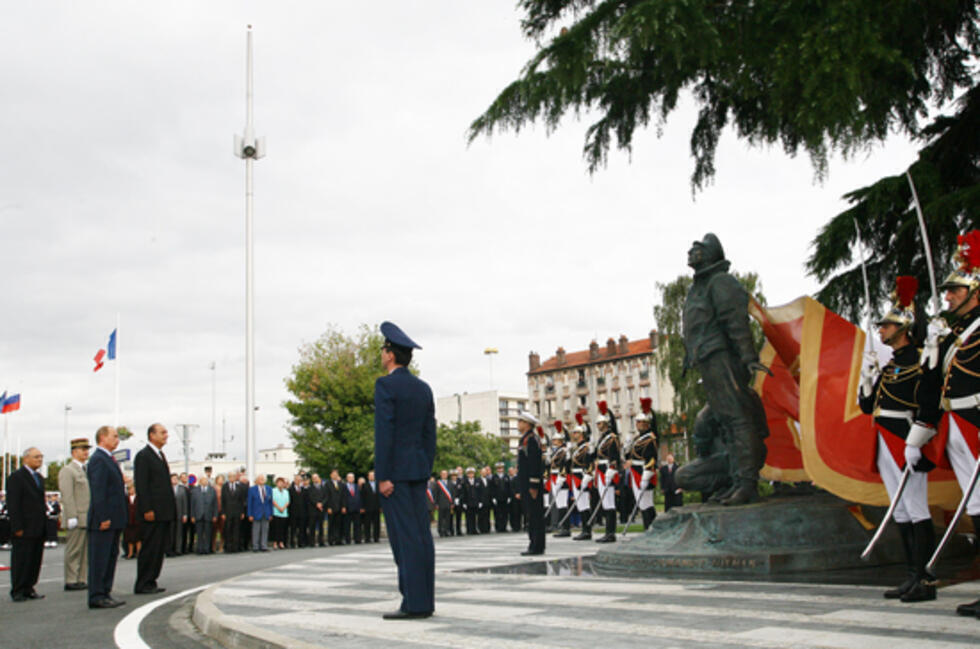 Putin and Chirac inaugurated the Normandie-Niemen monument, a present from Russia, on September 22, 2006. It sits in front of the Air and Space Museum in Bourget.