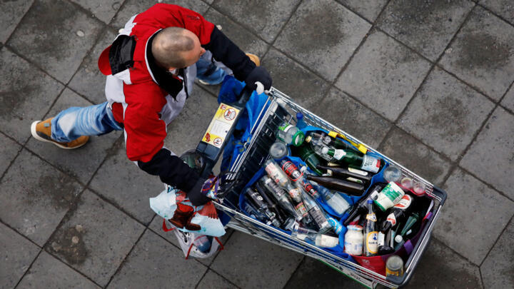Un homme collecte des bouteilles usagers pour les rendre en consigne, le 17 janvier 2019 à Berlin, en Allemagne.