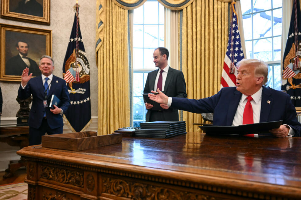 Le président américain Donald Trump fait un geste en direction de son émissaire spécial pour le Moyen-Orient, Steve Witkoff (g.), dans le bureau ovale de la Maison Blanche à Washington, le 3 février 2