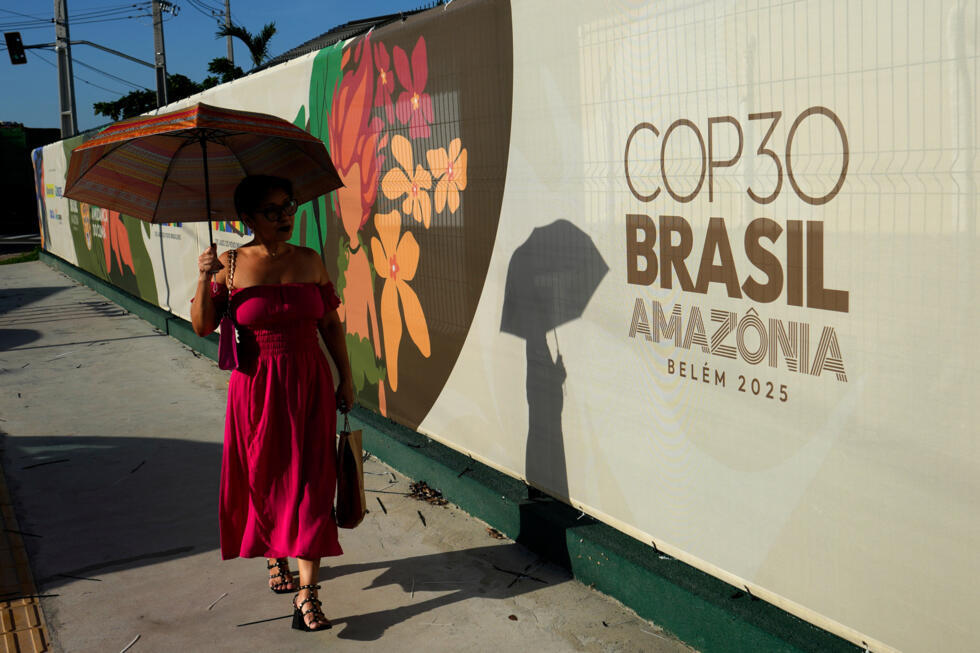 Una mujer pasa junto a un cartel de la Cumbre Climática COP30 de la ONU, en Belém, estado de Pará, Brasil, el martes 4 de noviembre de 2025.
