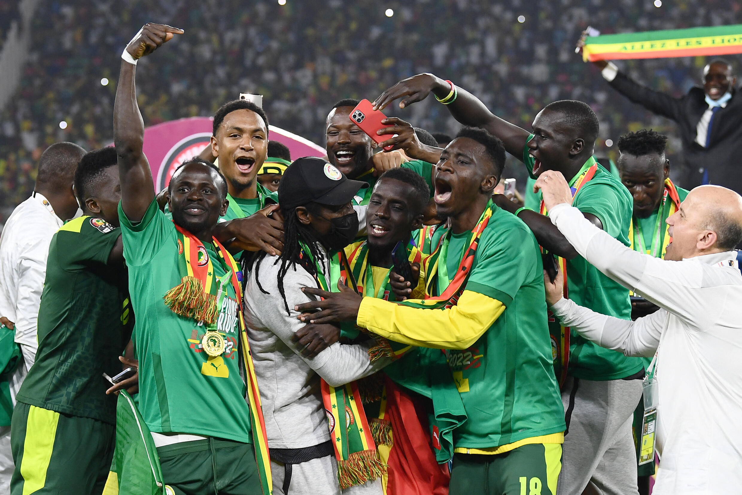 سابقة تاريخية.. مدربون محليون على رأس المنتخبات الأفريقية بالمونديال.. خيار مدروس أم ظرفي؟ 3 دخل أليو سيسيه تاريخ السنغال بقيادته أسود التيرينغا للفوز بأول لقب قاري في تاريخها.