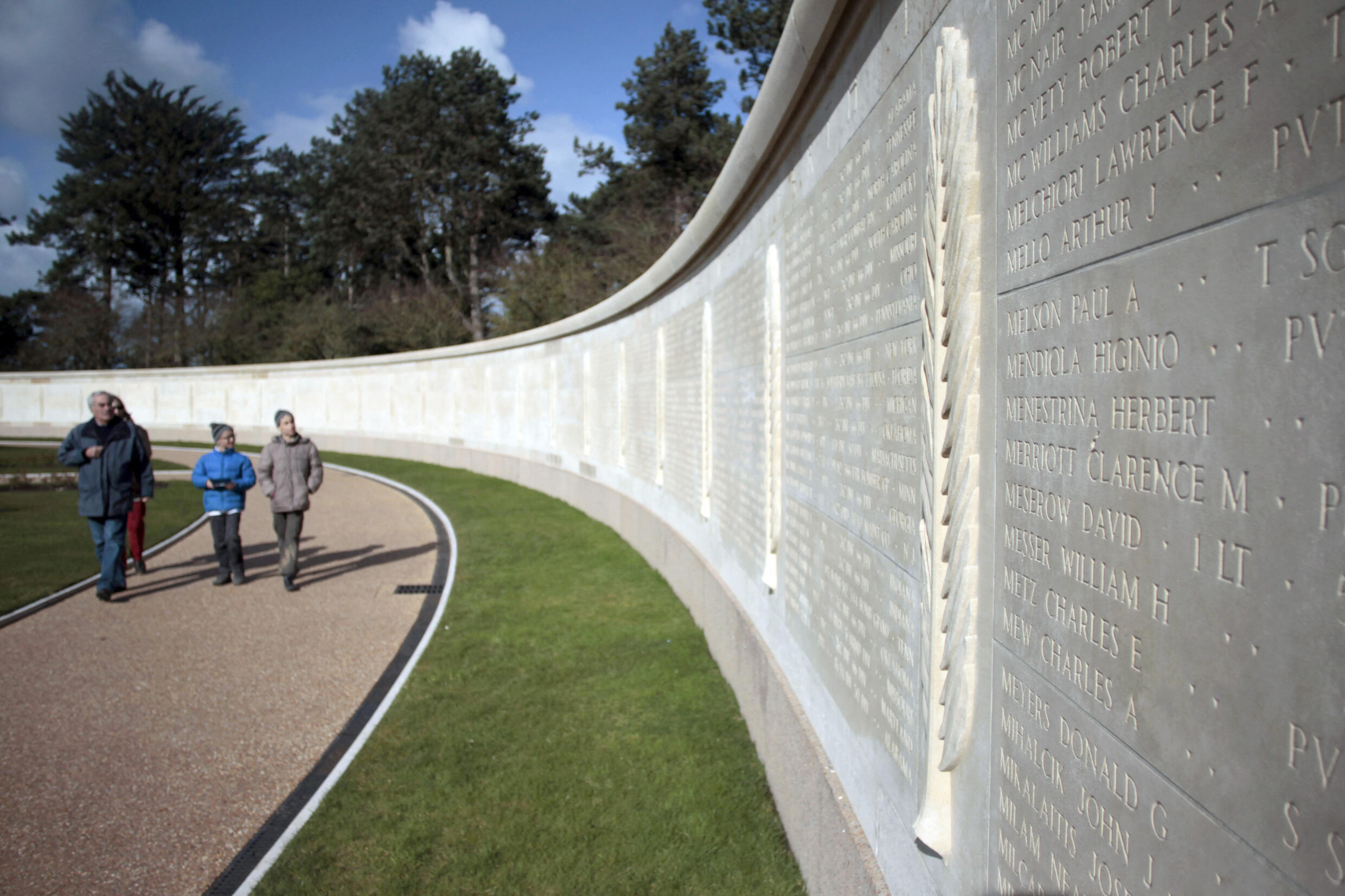 Le mur du mémorial du cimetière de Colleville-sur-Mer où sont inscrits les noms des 1&nbsp;557&nbsp;soldats américains portés disparus après la Seconde Guerre mondiale.