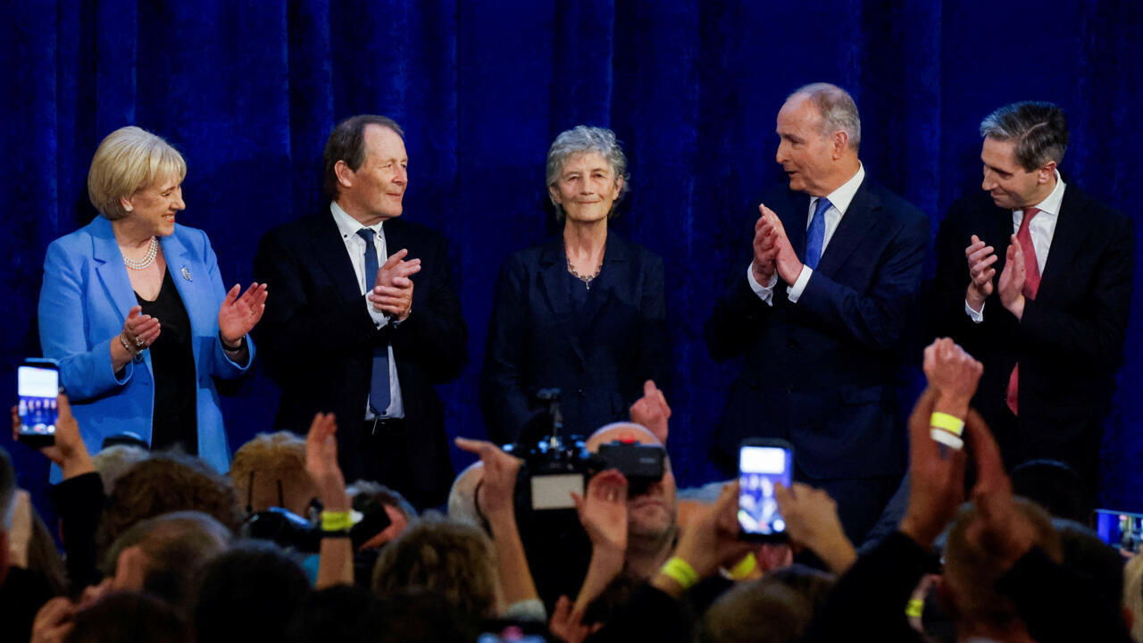 La presidenta electa Catherine Connolly es aplaudida por su esposo Brian McEnery, la candidata presidencial del Fine Gael Heather Humphreys, el Taoiseach (primer ministro) irlandés Micheal Martin y el Tanaiste (viceprimer ministro) irlandés Simon Harris en el Castillo de Dublín, el día del anuncio de los resultados de las elecciones presidenciales irlandesas en Dublín, Irlanda, el 25 de octubre de 2025.