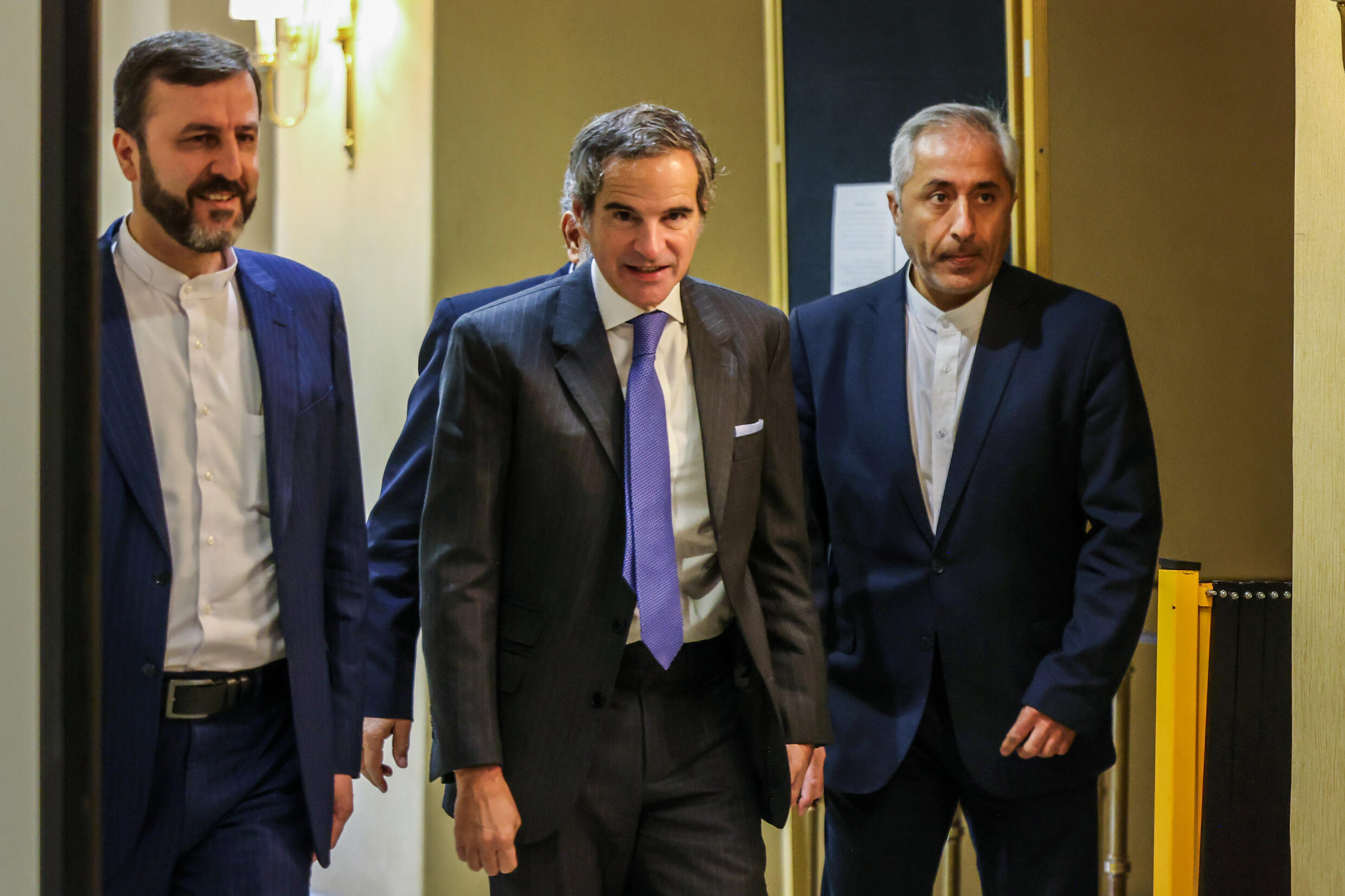 Le chef de l'Agence internationale de l'énergie atomique (AIEA) Rafael Grossi (c) arrive pour une rencontre avec le ministre iranien des Affaires étrangères, le 14 novembre 2024 à Téhéran