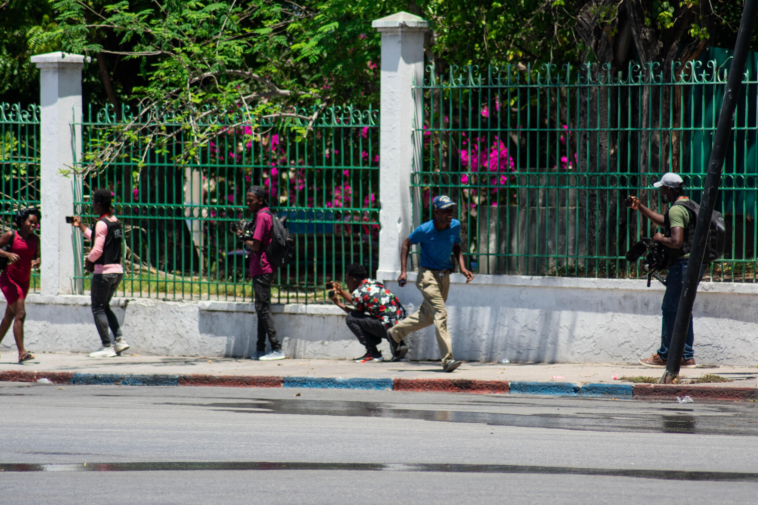 Des habitants fuient après avoir entendu des coups de feu provenant de gangs armés près du Palais national à Port-au-Prince, en Haïti, le 2 avril 2024