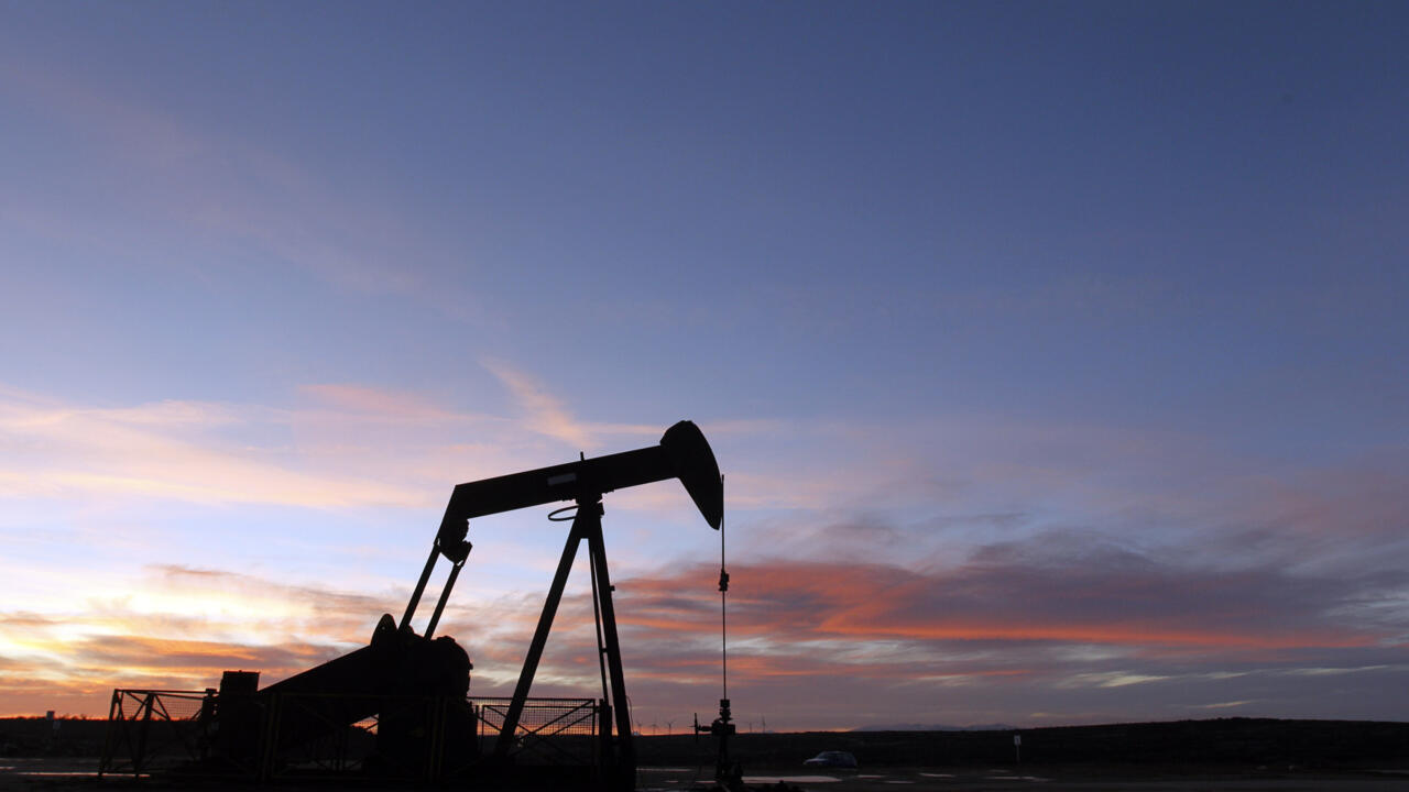 وكالة الطاقة الدولية ترفع توقعاتها لنمو معروض النفط في 2025-2026