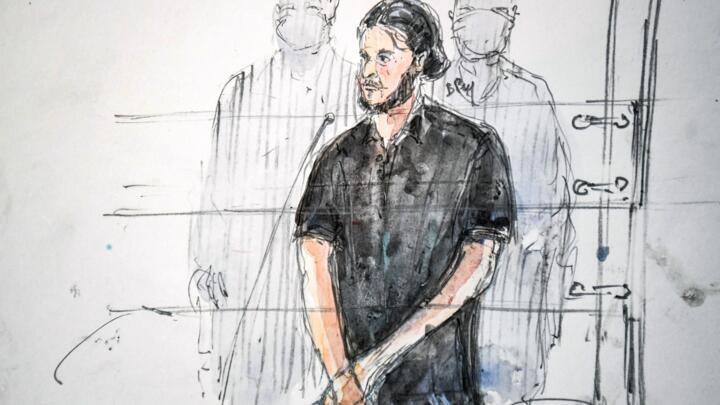 يظهر الرسم صلاح عبد السلام داخل قاعة المحكمة في 8 سبتمبر/أيلول 2021.