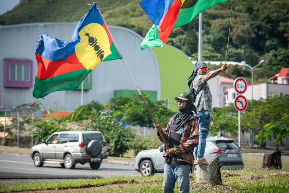 Des partisans de l'indépendance de la Nouvelle-Calédonie brandissent des drapeaux kanak à Nouméa, le 27 juin 2024.