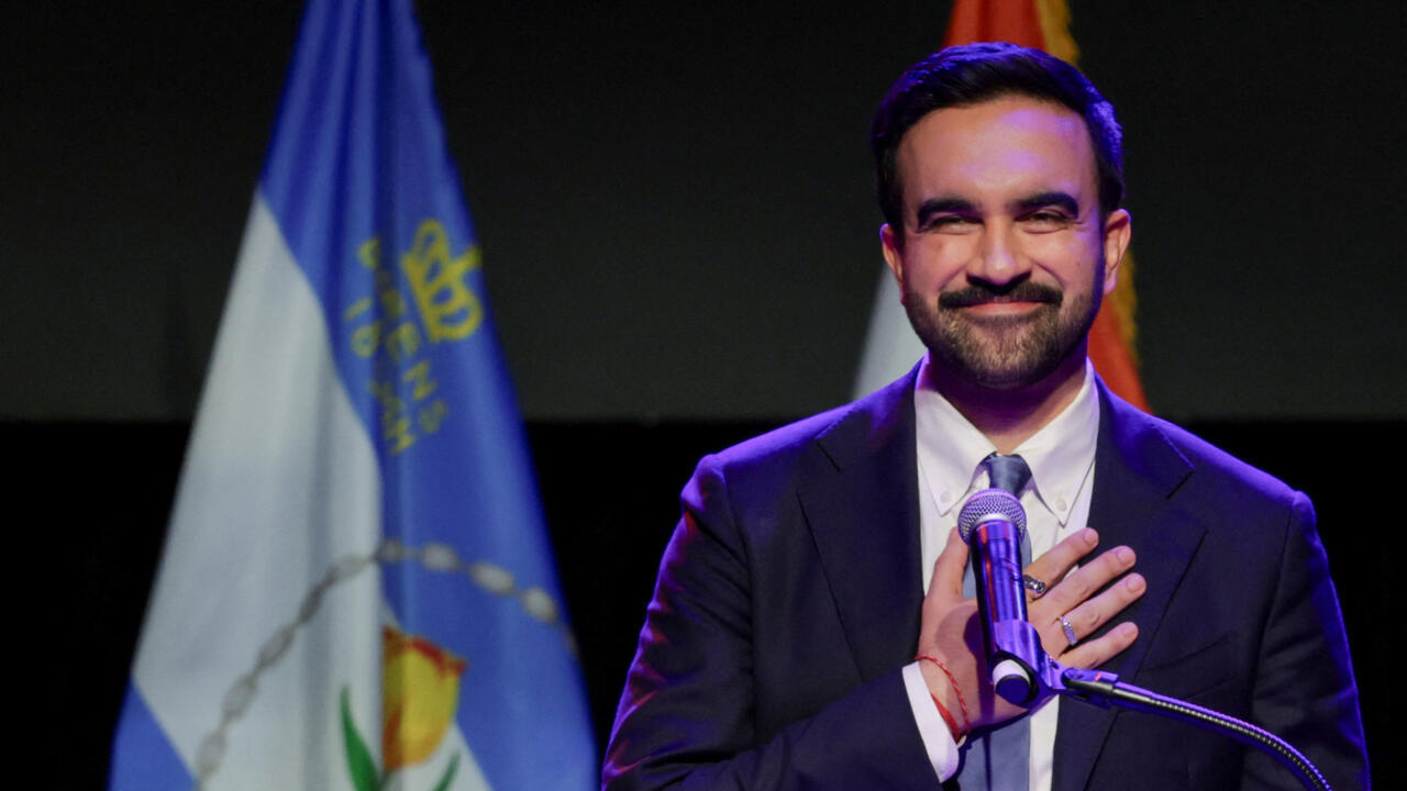 Le candidat démocrate Zohran Mamdani pose avec ses partisans à New York, le 25 juin 2025.