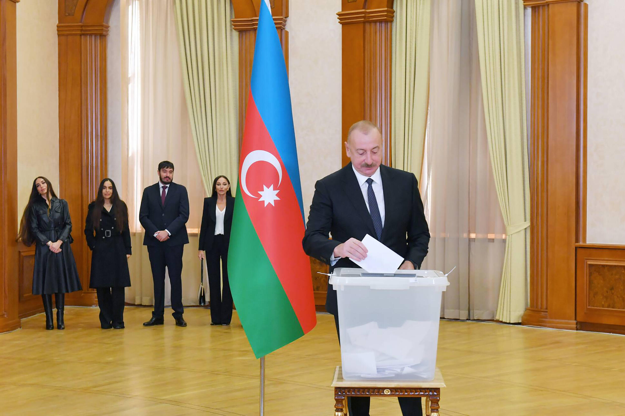 Le président azerbaïdjanais Ilham Aliev vote à Khankendi, la principale ville du Haut-Karabakh, le 7 février 2024