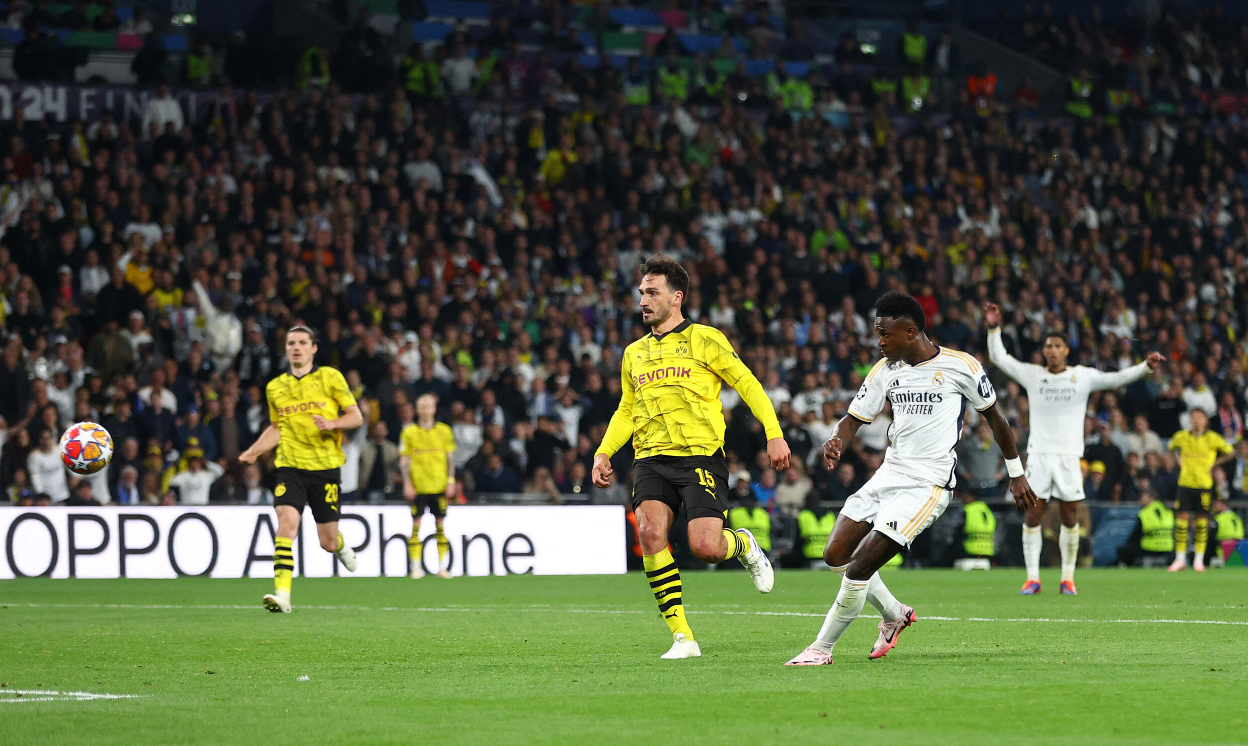 Fútbol - Liga de Campeones - Final - Borussia Dortmund contra Real Madrid - Estadio de Wembley, Londres, Gran Bretaña - 1 de junio de 2024 Vinicius Junior del Real Madrid marca su segundo gol mientras Jude Bellingham reacciona.