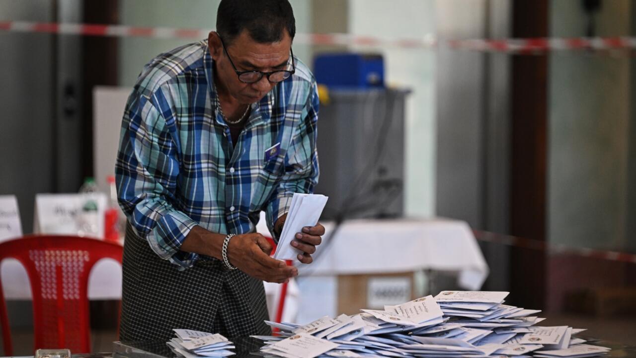 البورميون يصوتون في الجولة الثانية من انتخابات تشريعية بإشراف المجلس العسكري