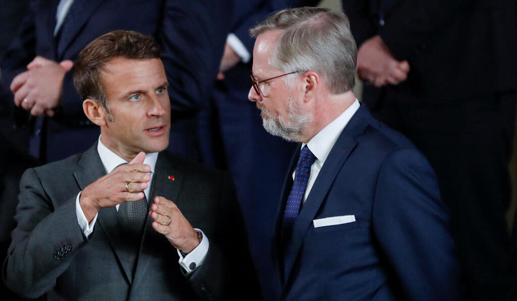 El presidente de Francia, Emmanuel Macron, y el primer ministro de la República Checa, Petr Fiala, el anfitrión de la cumbre.