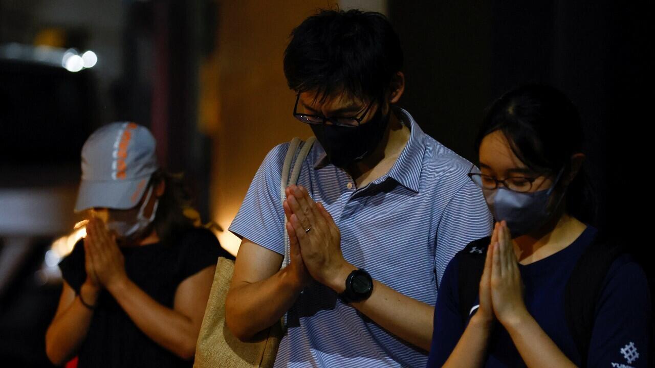 Cientos de personas se congregan y lamentan el asesinato del ex primer ministro japonés Shinzo Abe, víctima de un tiroteo mientras hacía campaña para una elección parlamentaria. Congregación delos ciudadanos frente a su residencia en Tokio, Japón, el 9 de julio de 2022.