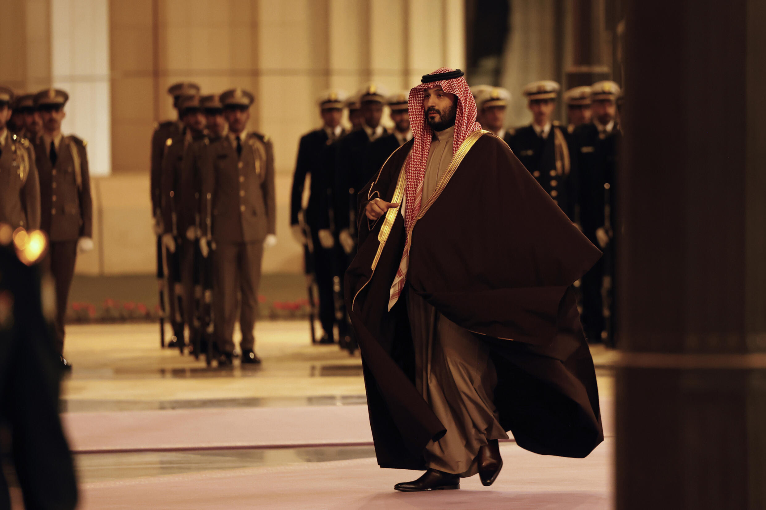 Le prince héritier d'Arabie saoudite Mohammed ben Salmane accueille le président français Emmanuel Macron avant leur rencontre à Riyad, le 2 décembre 2024.