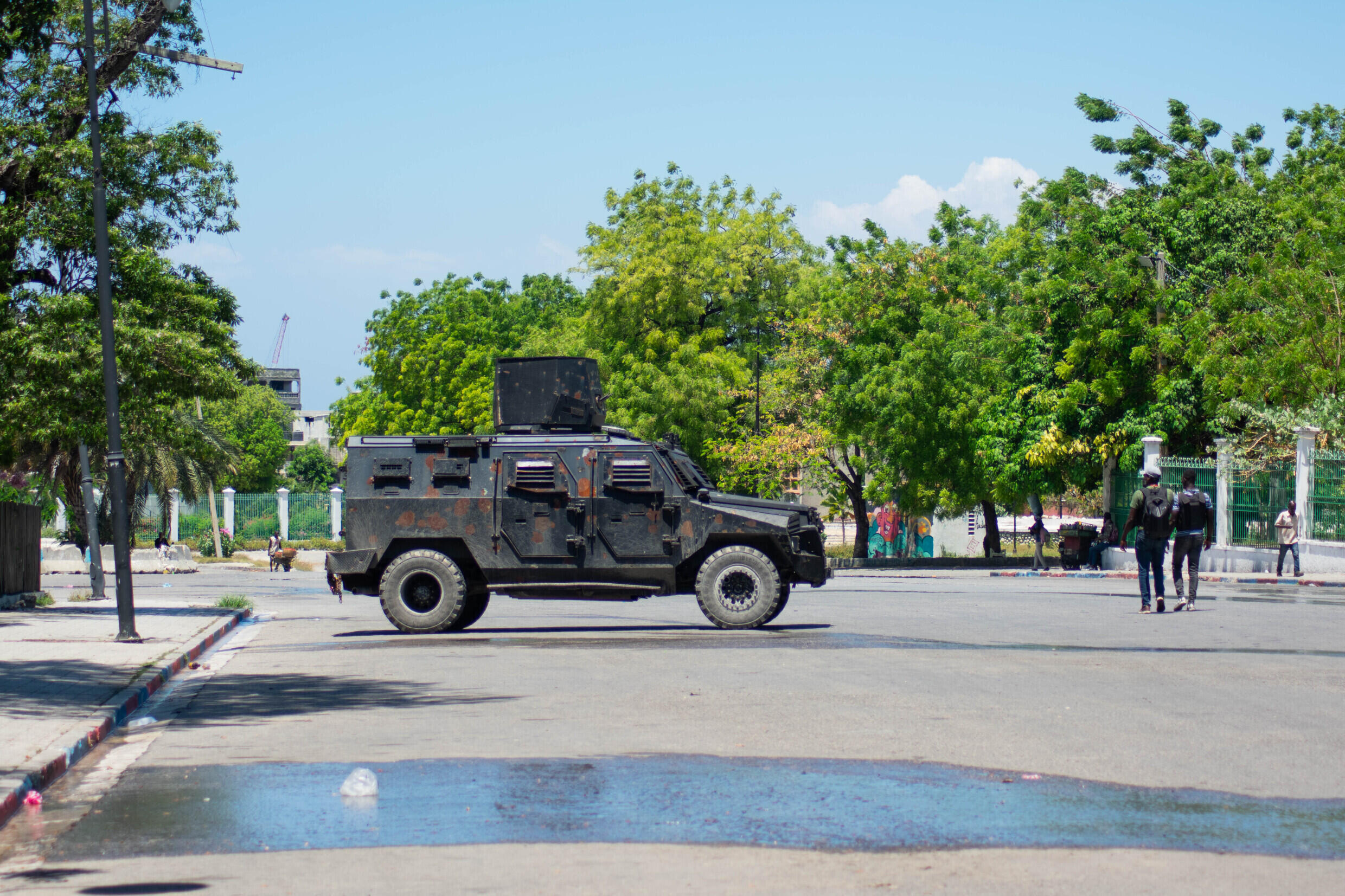 Un véhicule de police en position près du palais national, le 2 avril 2024 à Port-au-Prince, en Haïti