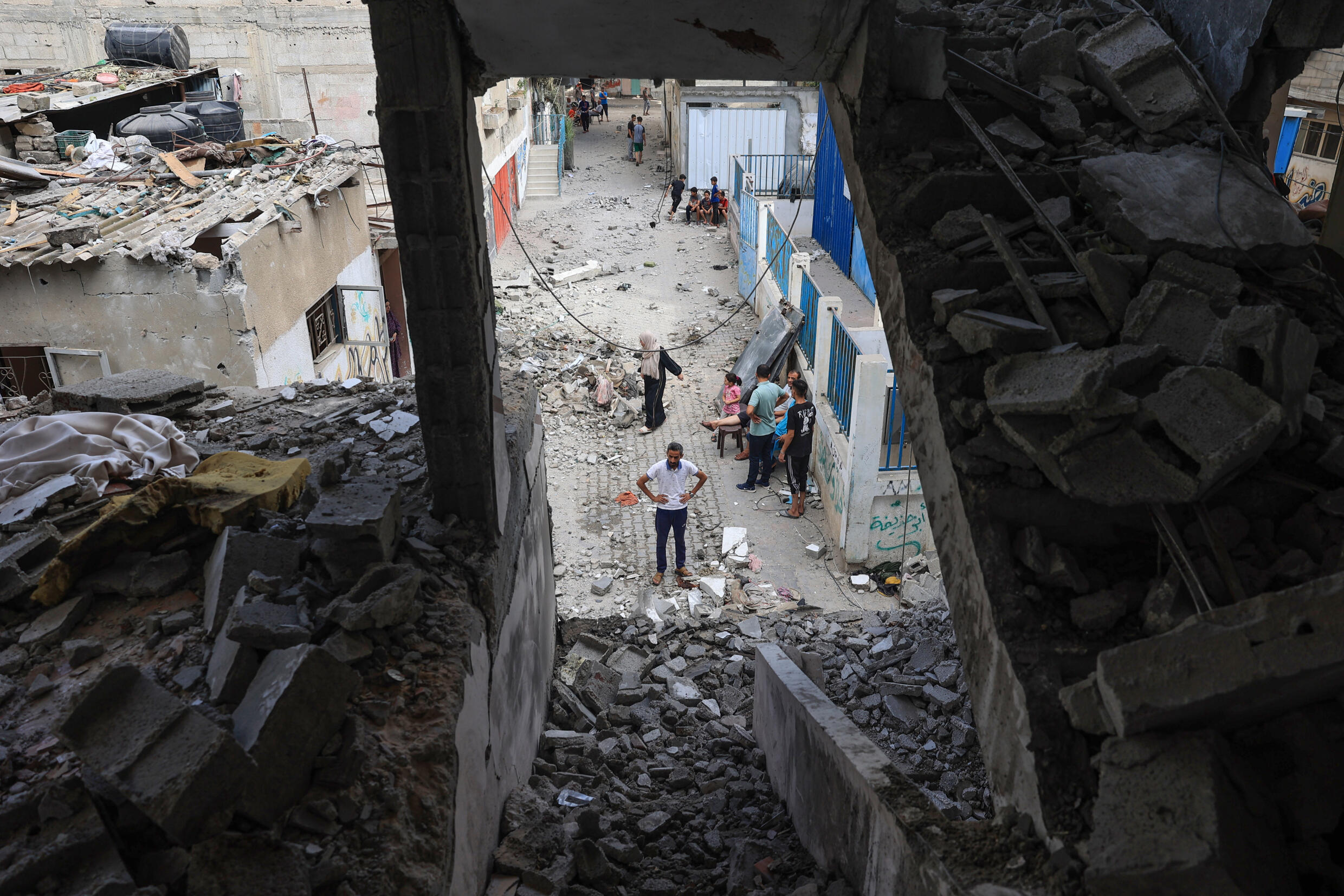 Des Palestiniens inspectent les dégâts causés par une frappe israélienne dans le camp de réfugiés de Nousseirat, dans le centre de la bande de Gaza, le 6 juillet 2024.