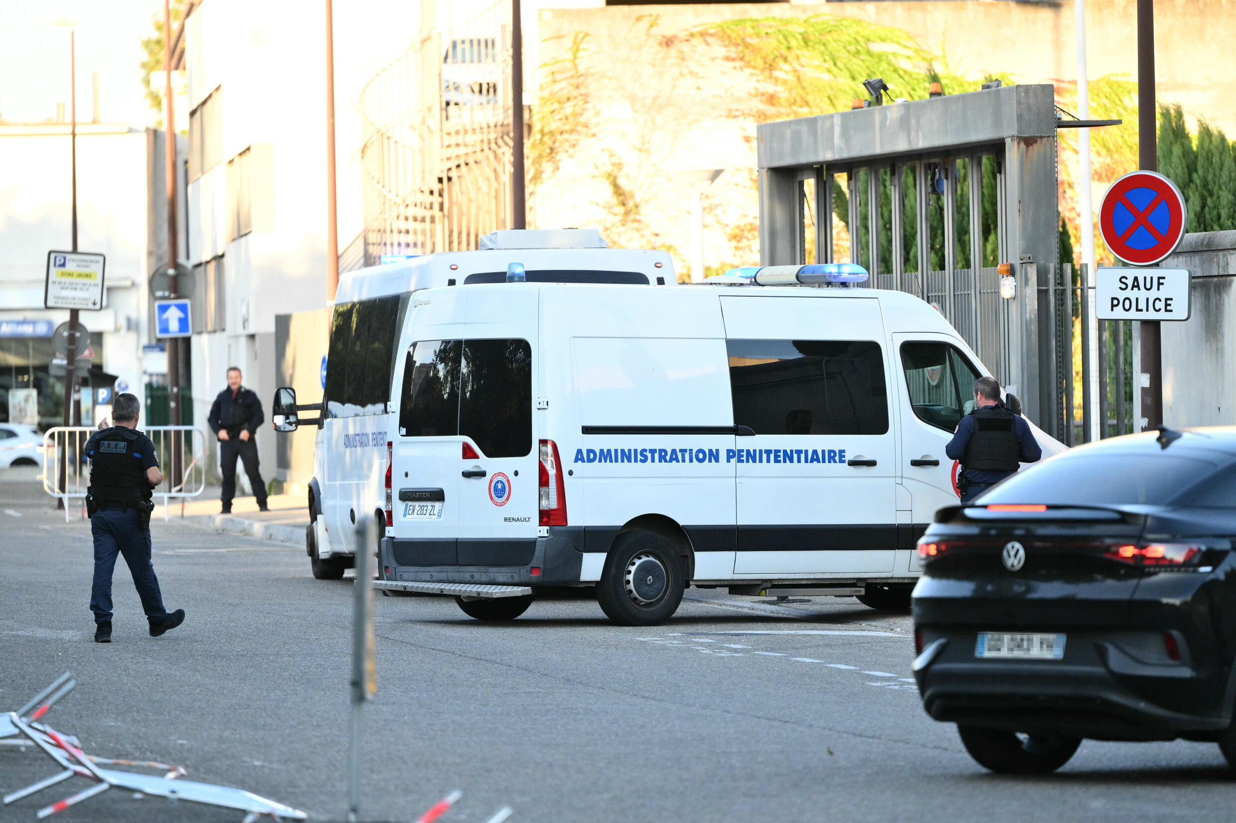 Un véhicule de l'administration pénitentiaire stationné devant le tribunal d'Avignon lors du procès de Dominique Pelicot, le 17 septembre 2024 dans le Vaucluse