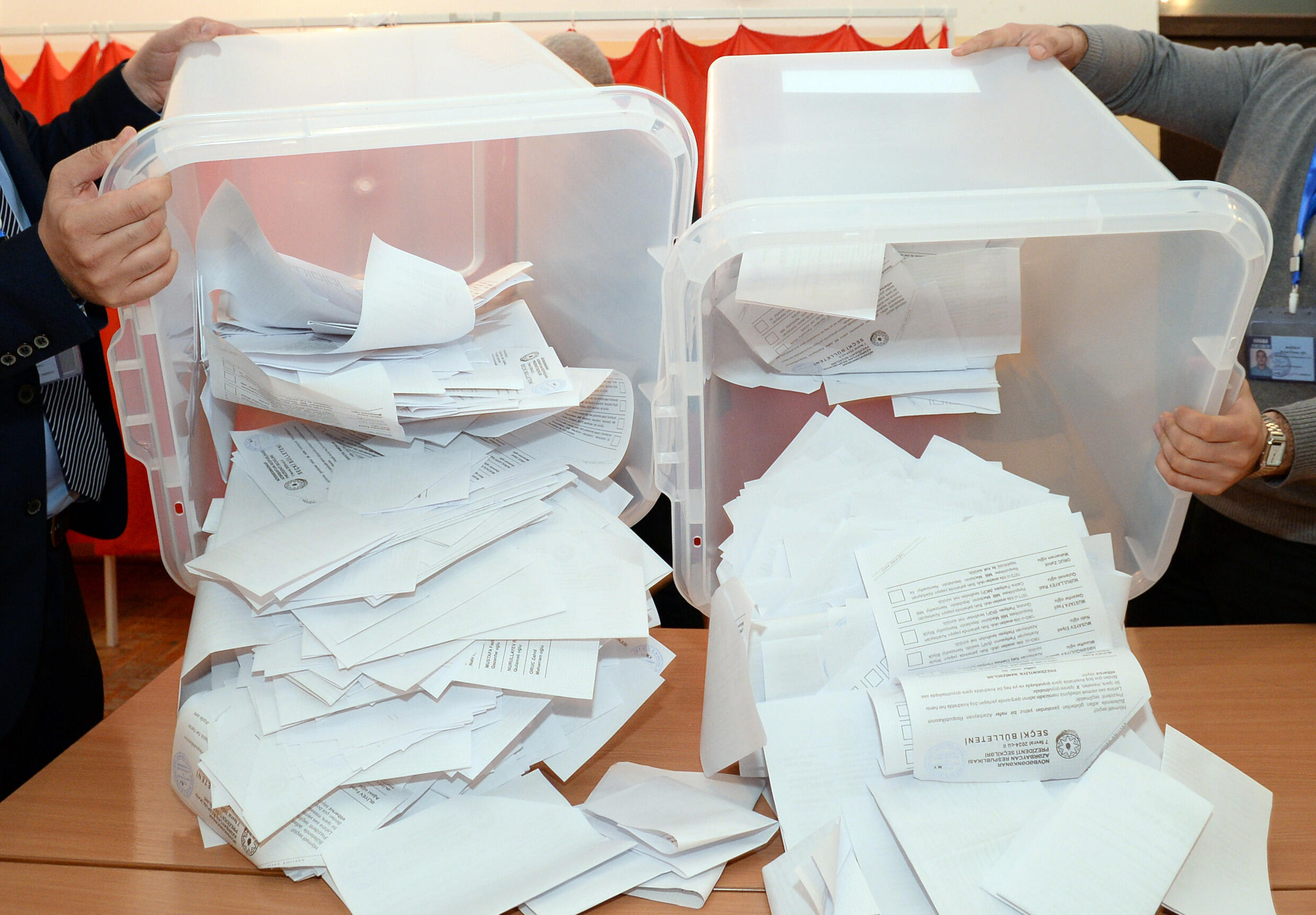 Début du dépouillement dans un bureau de vote de Bakou, le 7 février 2024