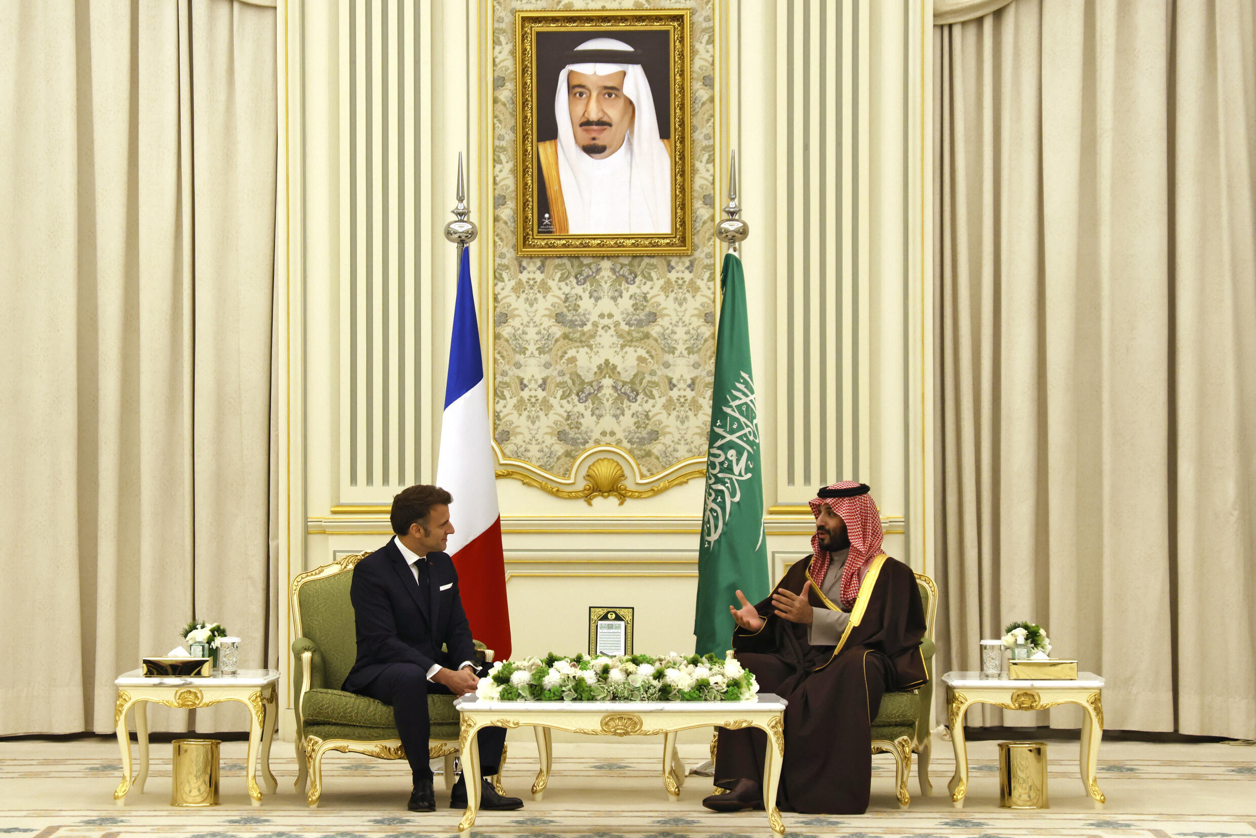 Le président français Emmanuel Macron (g) rencontre le prince héritier d'Arabie saoudite Mohammed ben Salmane lors d'une visite officielle à Riyad, le 2 décembre 2024