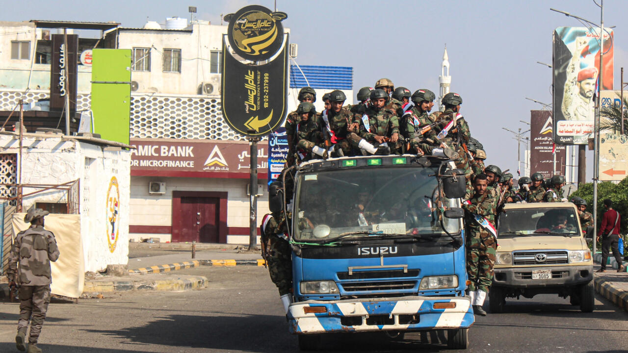 في عدن المكتظة بأهلها والنازحين بعد عشر سنوات من الحرب ظلام وبنى تحتية مترهلة وأزمات