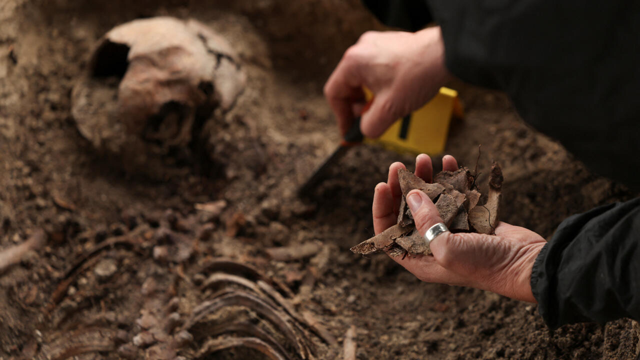 David Ramírez, miembro de la Asociación para la Recuperación de la Memoria Histórica (ARMH), participa en la exhumación de una fosa común de una de las dos víctimas que fueron fusiladas en 1936 por fuerzas del dictador español Francisco Franco, cerca de Vegas de Matute, España, el 13 de noviembre de 2025.