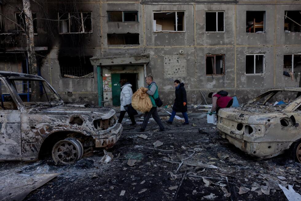Des habitants quittent leur immeuble résidentiel endommagé par une frappe à Dobropillia, dans la région de Donetsk, le 8 mars 2025 en Ukraine.