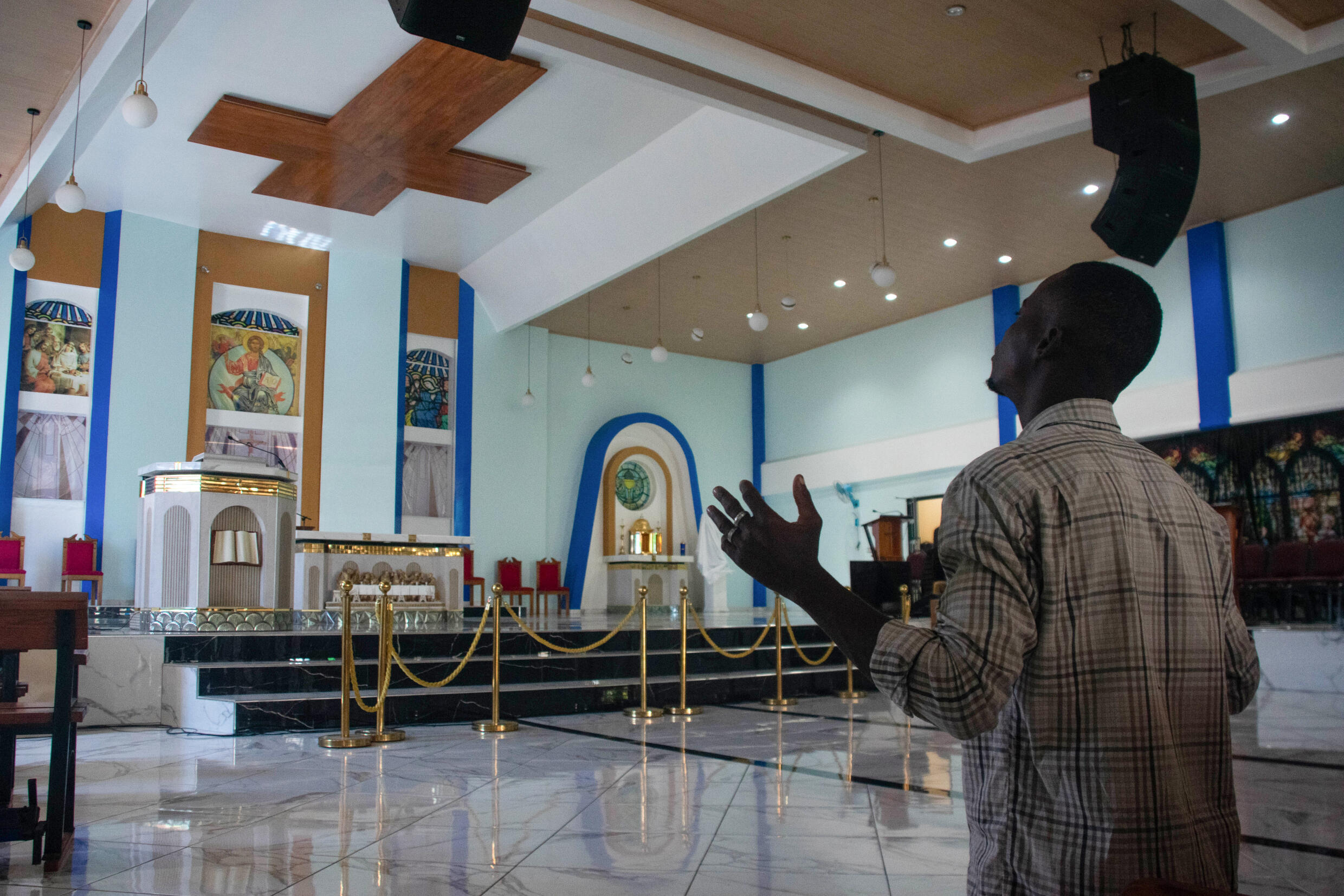 Un homme prie dans une église à Port-au-Prince, le 29 mars 2024 en Haïti